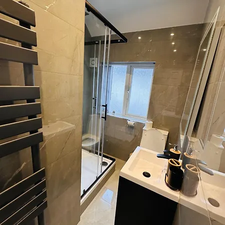-r2- Newly Renovated Private With Own Kitchenette In A Shared House In B29 *