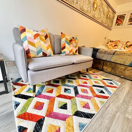 -r2- Newly Renovated Private With Own Kitchenette In A Shared House In B29 Guest house