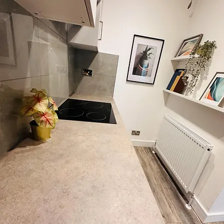 Guest house -r2- Newly Renovated Private With Own Kitchenette In A Shared House In B29 *