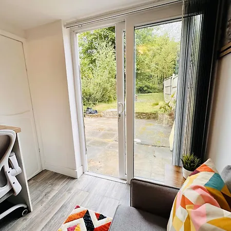 -r2- Newly Renovated Private With Own Kitchenette In A Shared House In B29