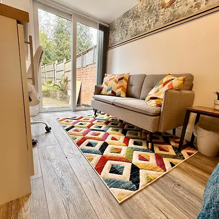 Guest house -r2- Newly Renovated Private With Own Kitchenette In A Shared House In B29