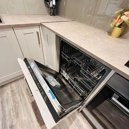 -r2- Newly Renovated Private With Own Kitchenette In A Shared House In B29